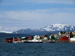 Hemnesberget med fjorden foran og snøkledde fjell bak