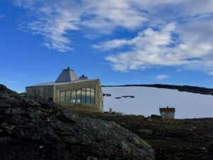 Rabothyyta med snø og blå himmel