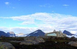 Rabothytte som ligger på 1200 moh ved Okstindbreen. Her ses noen av tindene bak.