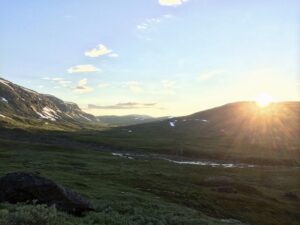 Solnedgang i fjellet.