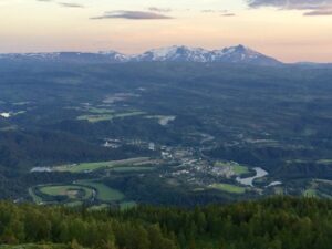 Utsikt over Korgen og sørover mot Luktindene mot horisonten. Rosa himmel mot vest.