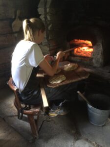 Ung dame steker kamkake i åpen grue