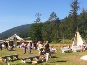 Markedsplass med lavvo, boder og mange mennesker