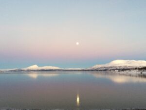 Fullmåne over Røssvatnet, speilblankt vatn