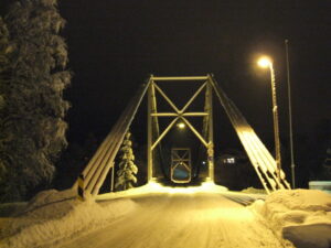 Korgen bru dekket med snø