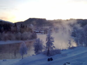 Frostrøyk over elva Røssåga i Korgen