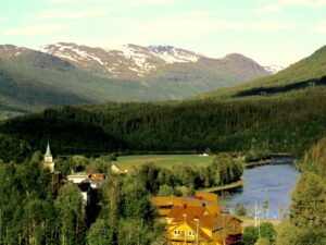 Utsikt over Korgen mot øst med fjellene i Leirskardalen i bakgrunnen