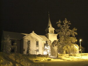 Korgen kirke flombelyst en vinterdag