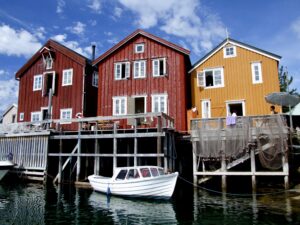 Rorbuene på Lapphelle på Hemnesberget med liten båt fortøyd