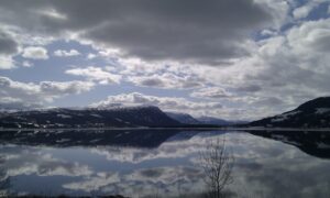 Sørfjorden ligger blankstille